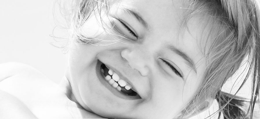 Lachendes Kind mit gesunden Zähnen
